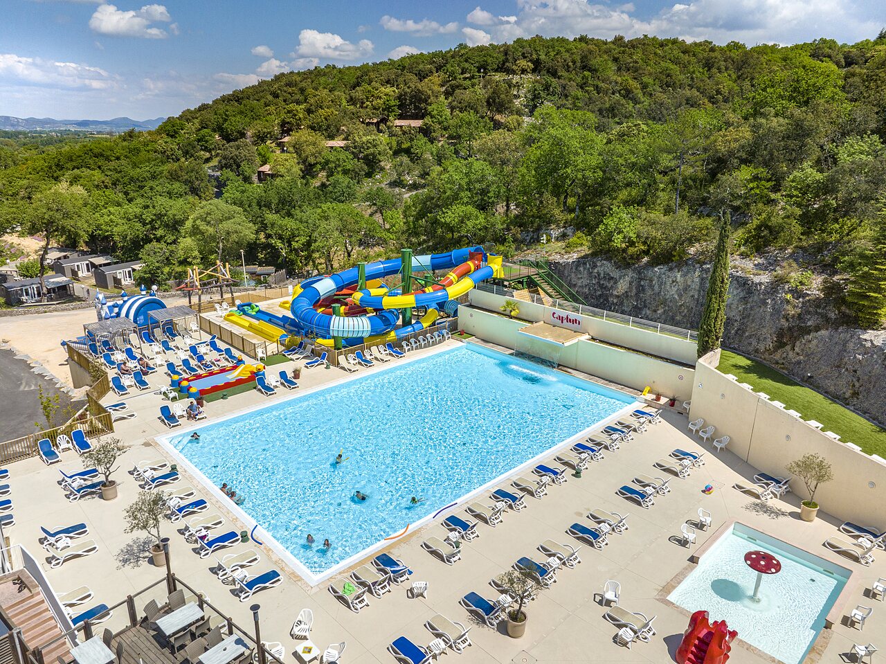 Outdoor pool, giant water slides and paddling pool at CLICOCHIC Ch�teau de Boisson campsite (30).