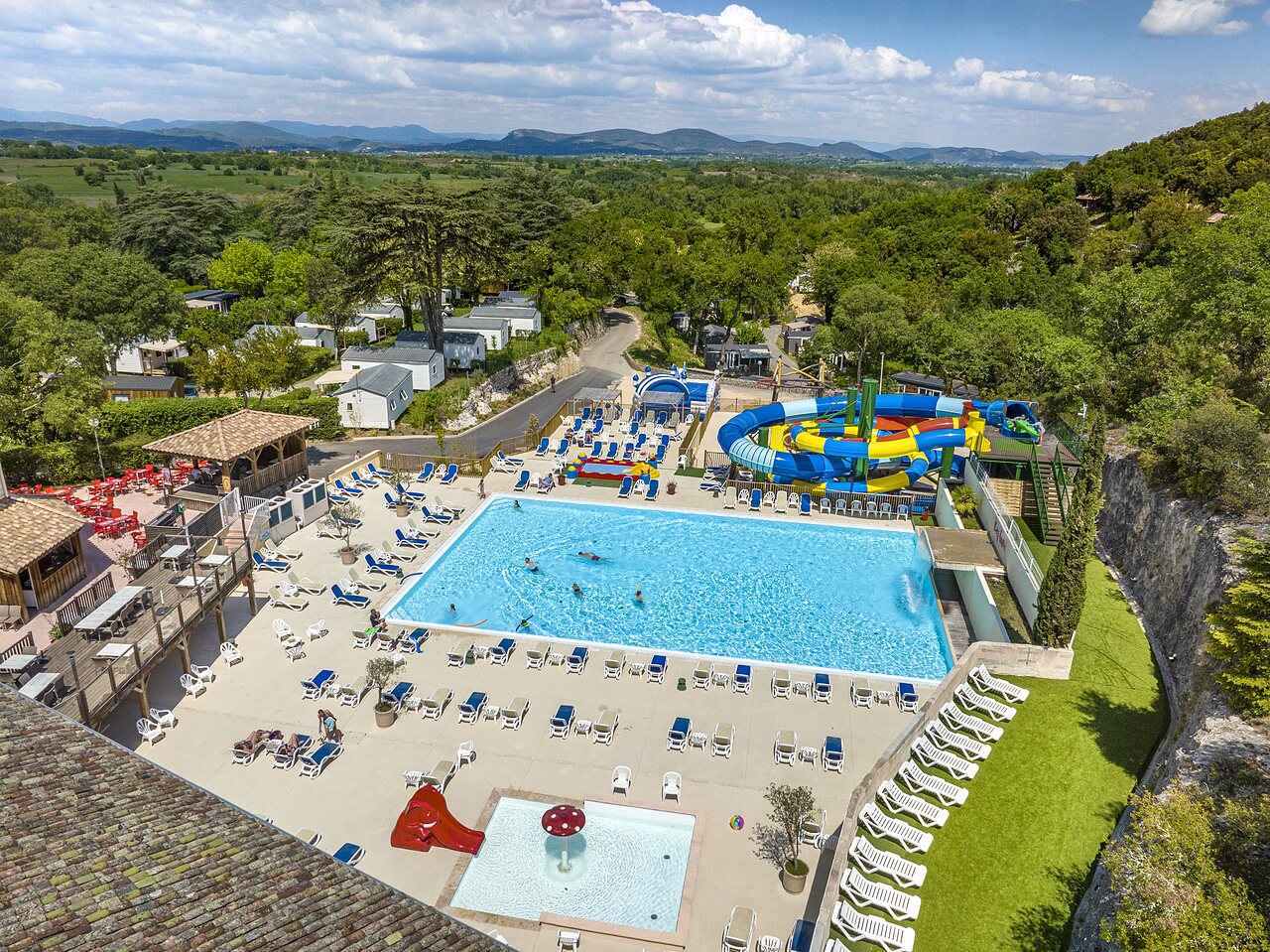 Water park, slides, paddling pool at CLICOCHIC Ch�teau de Boisson campsite (30).