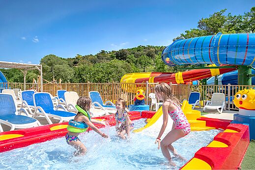 Water slides and fun pool at CLICOCHIC Château de Boisson campsite (30).