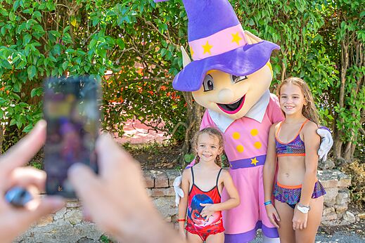 Camping mascot and smiling children at CLICOCHIC Château de Boisson (30).