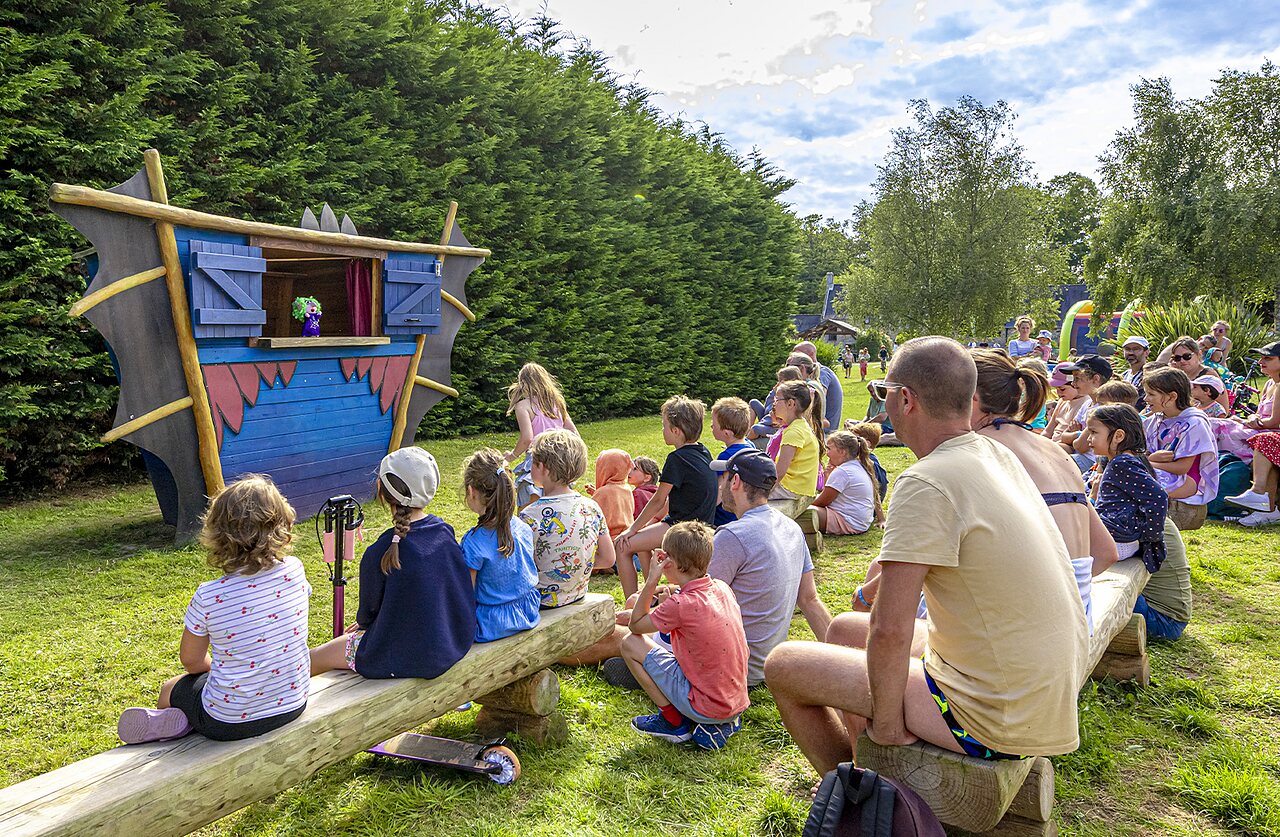 Outdoor puppet show at CAPFUN Ch�teau de Galin�e campsite in SAINT CAST LE GUILDO (22).