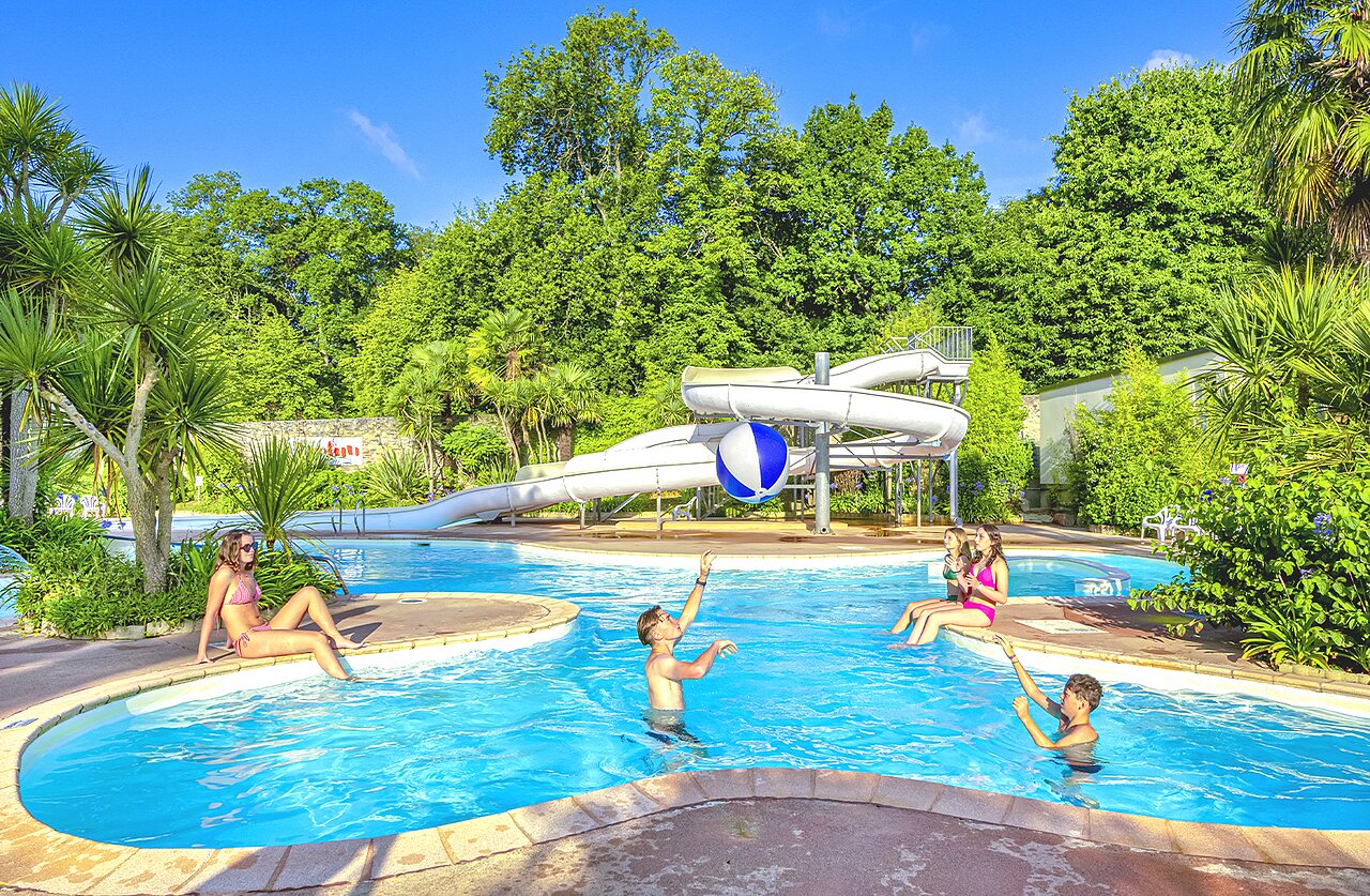 Outdoor swimming pool with slides and water games at CAPFUN Ch�teau de Galin�e campsite in SAINT CAST LE GUILDO (22).