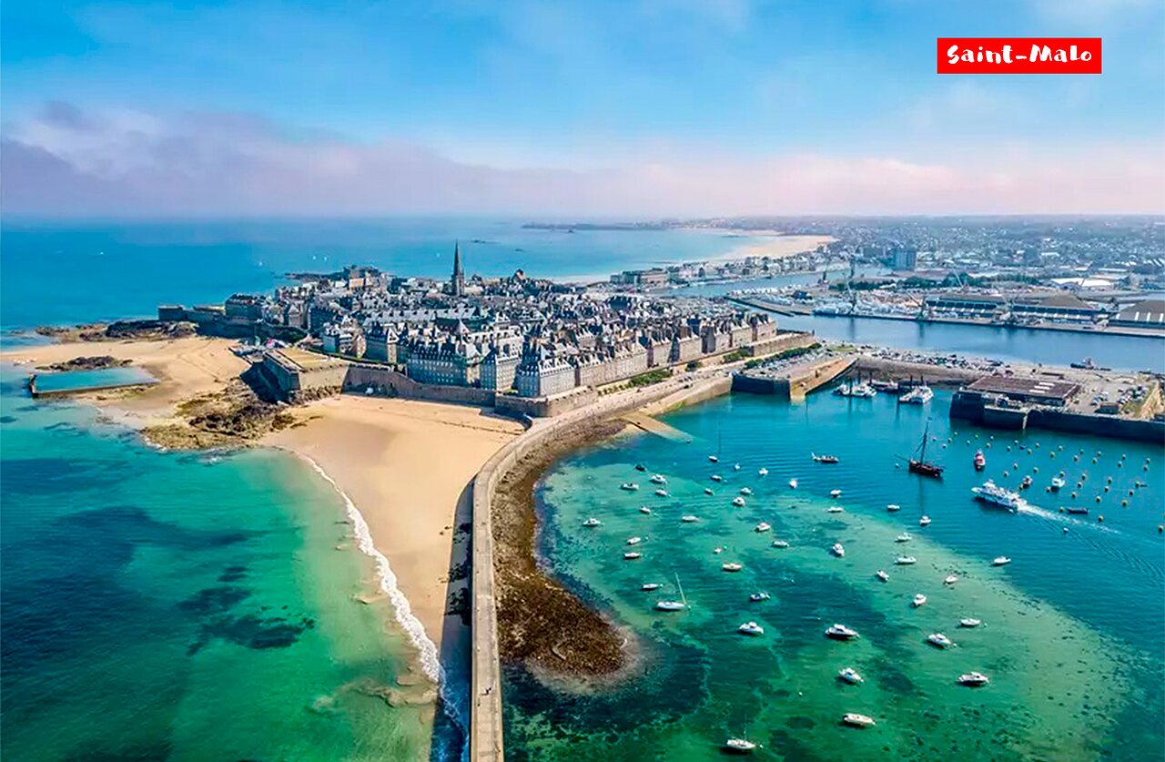 Saint-Malo, walled privateer city, beaches and port, to visit in Brittany.
