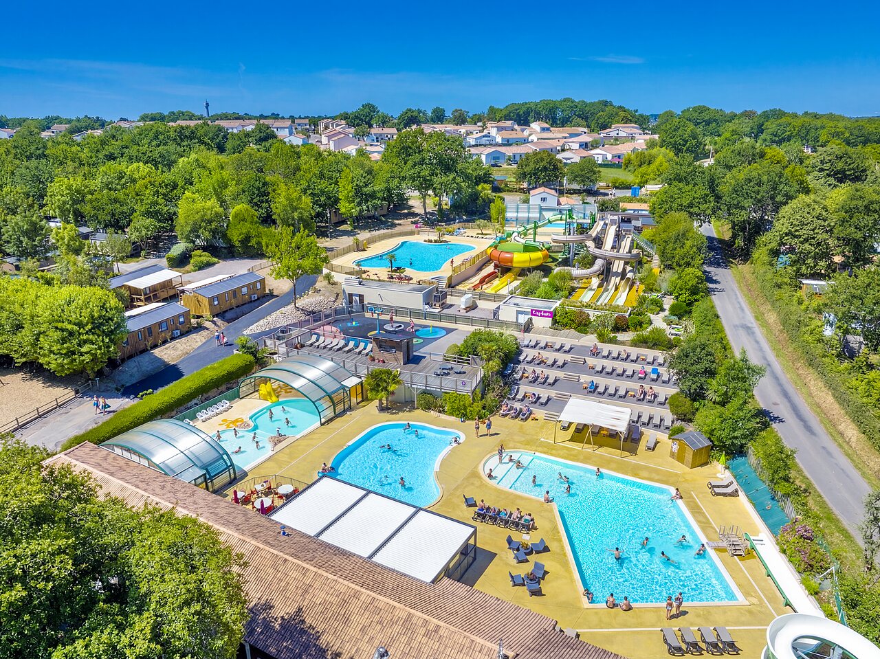 Large water park with slides and swimming pools at CAPFUN La Ch�naie campsite in PORNIC (44).