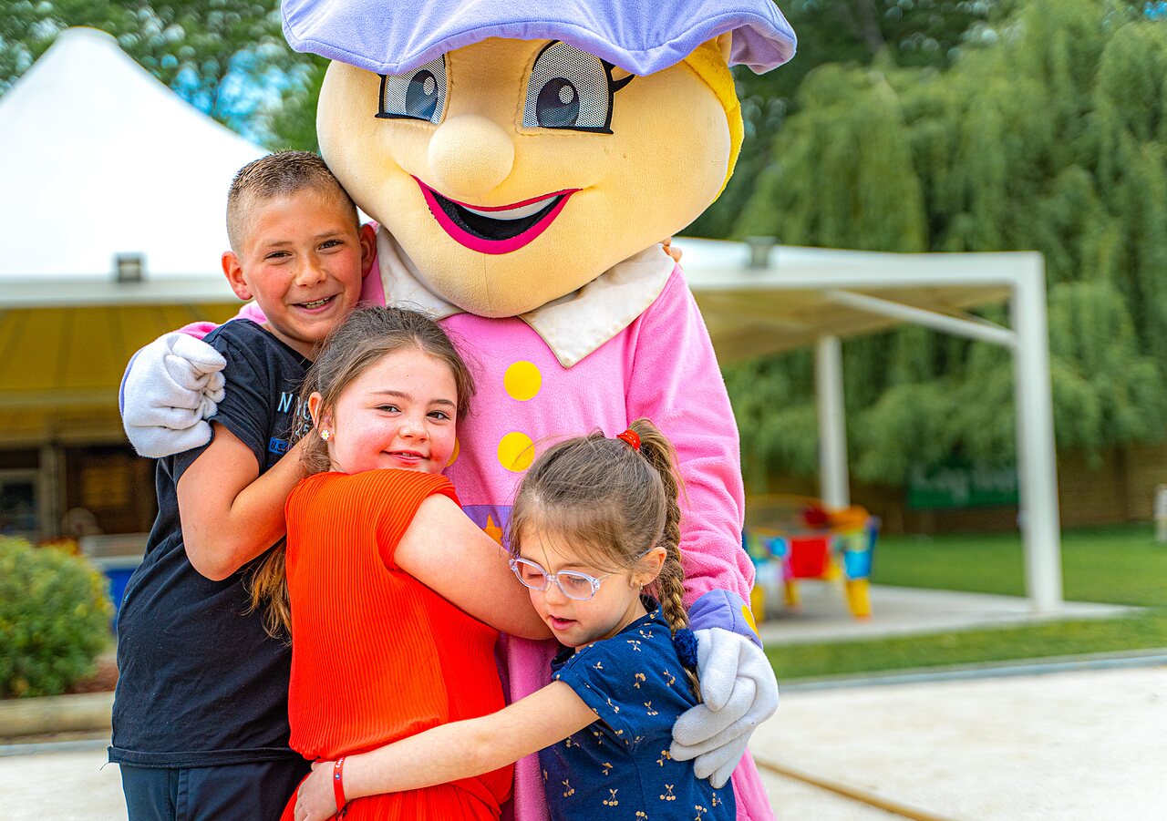 Camping mascot with smiling children, entertainment CAPFUN La Ch�naie in PORNIC (44).