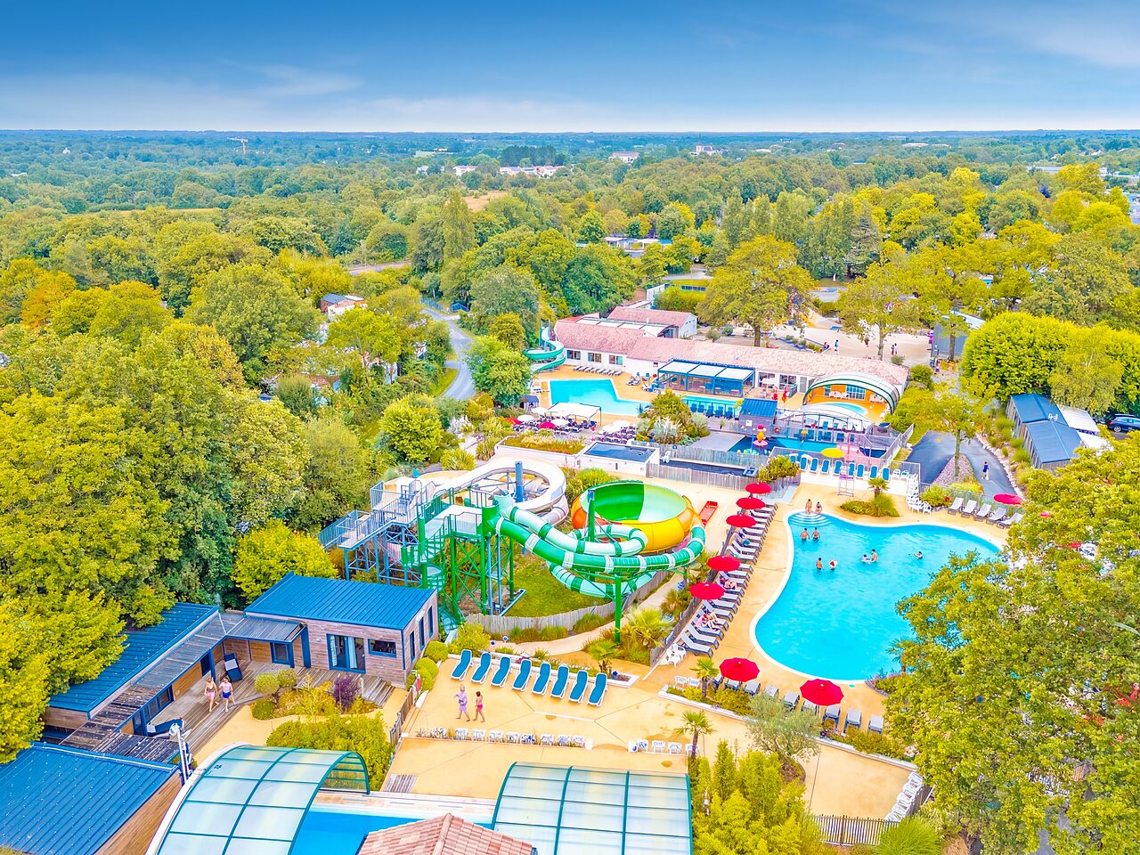 Water park with giant slides and pools at CAPFUN La Ch�naie campsite in PORNIC (44).