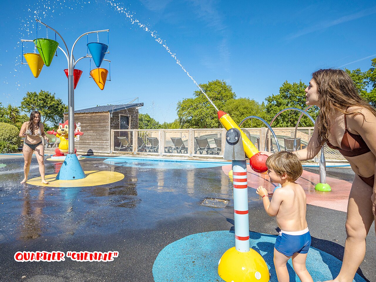 Water play area, water cannon and buckets, CAPFUN La Ch�naie PORNIC (44).
