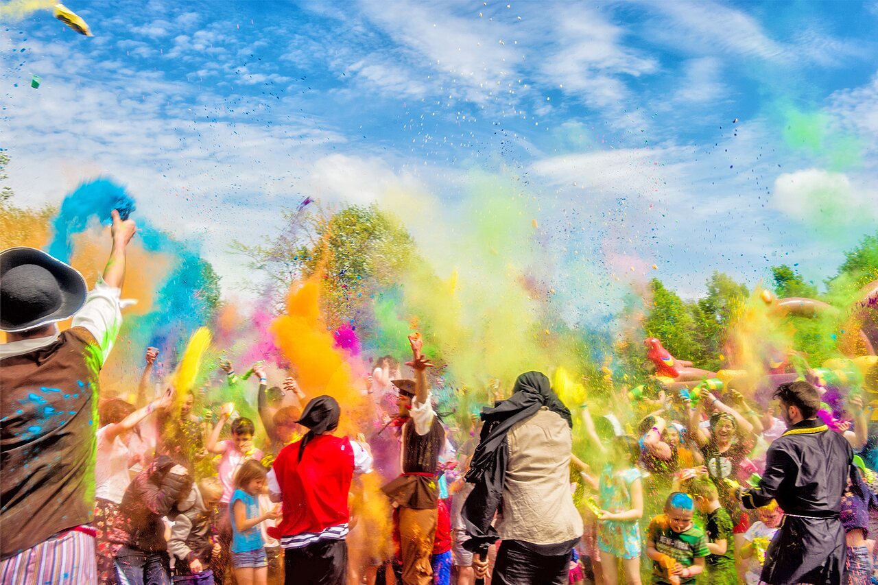 Lively color festival with children and adults at CAPFUN La Ch�naie campsite in PORNIC (44).