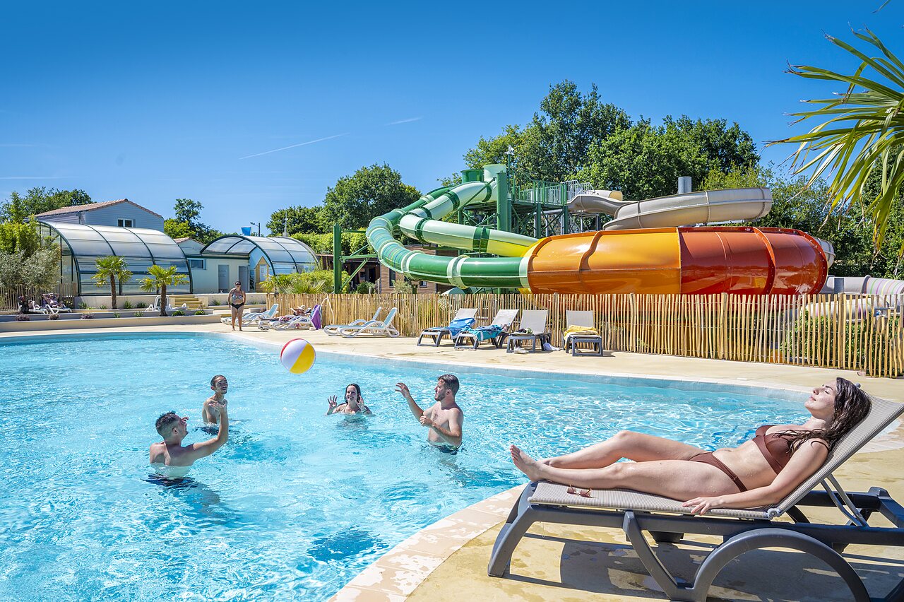 Outdoor pool, water slides and bathers at CAPFUN La Ch�naie campsite in PORNIC (44).