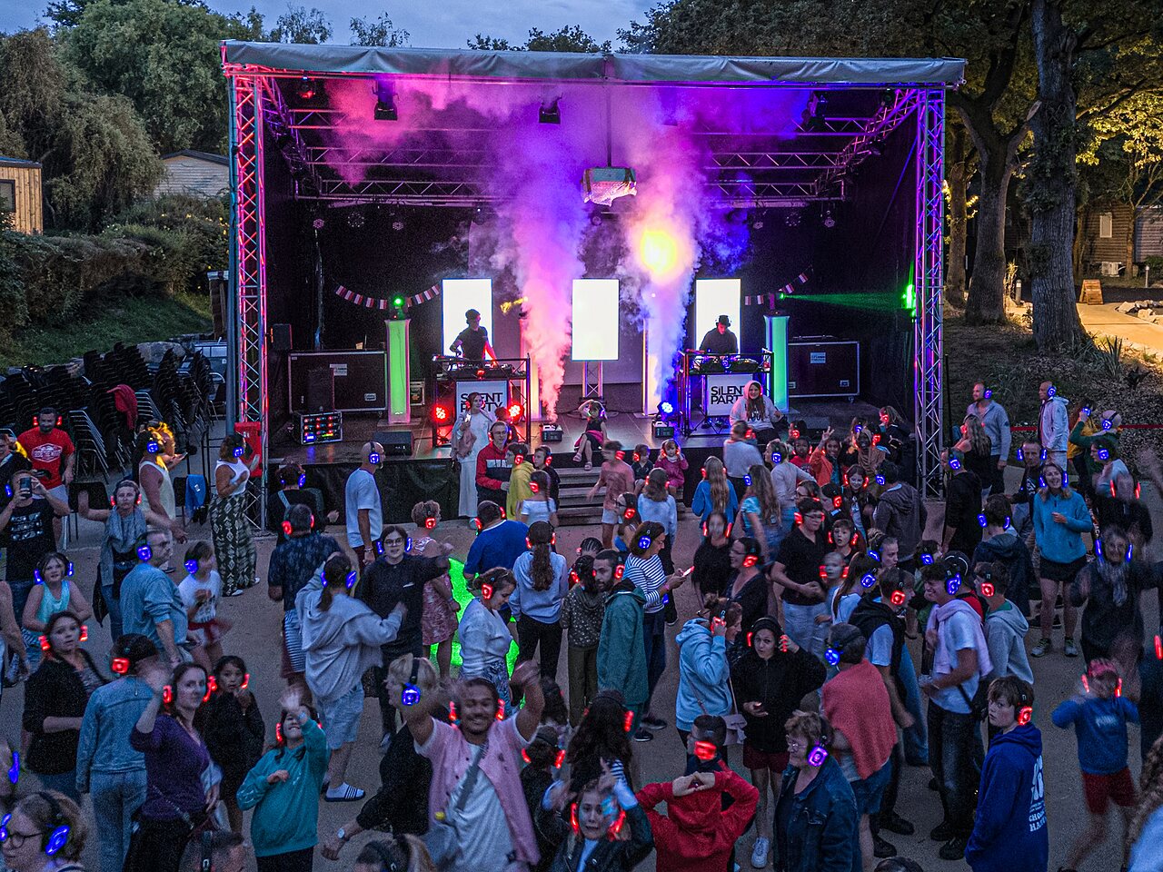 Fun Silent Disco evening for campers at CAPFUN La Ch�naie campsite in PORNIC (44).