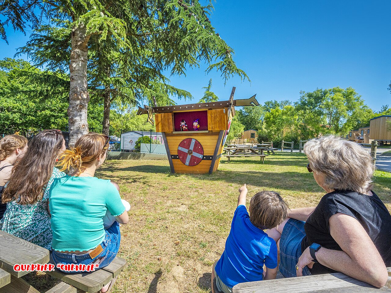 Puppet show for families at CAPFUN La Ch�naie campsite in PORNIC (44).