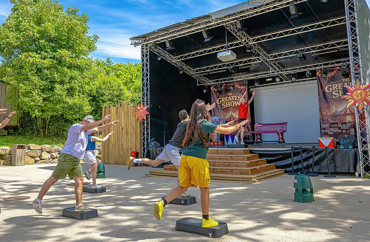 Fitness animation on outdoor stage at CAPFUN La Ch�naie campsite in PORNIC (44).