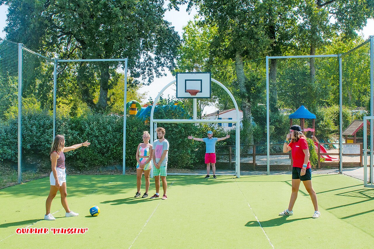 Multi-sport court, basketball, soccer at CAPFUN La Ch�naie campsite, PORNIC (44).