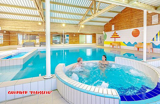 Indoor swimming pool and jacuzzi at CAPFUN La Chênaie campsite in PORNIC (44).