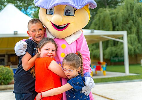 Camping mascot hugging smiling children at CAPFUN La Ch�naie PORNIC (44).