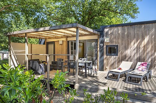 Modern mobile home with furnished terrace at CAPFUN La Ch�naie campsite in PORNIC (44).