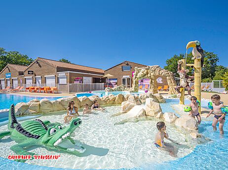 Fun pool with crocodile and water games at CAPFUN La Ch�naie campsite PORNIC.