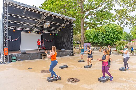 Outdoor fitness animation on stage with animator at CAPFUN La Ch�naie campsite in PORNIC.