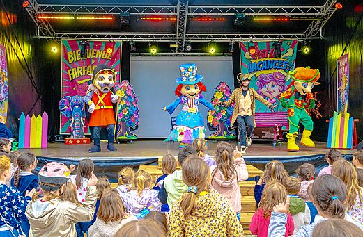 Animation show with mascots for children at CAPFUN La Chênaie campsite in PORNIC (44).