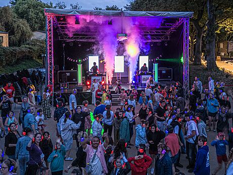 Silent Party evening with DJ and dancers at CAPFUN La Ch�naie campsite in PORNIC (44).
