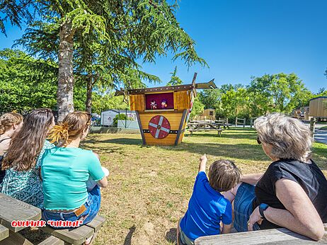 Puppet show for everyone at CAPFUN La Ch�naie campsite in PORNIC (44).