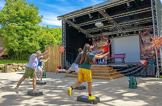 Fitness animation on outdoor stage at CAPFUN La Chênaie campsite in PORNIC (44).