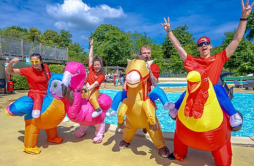 Festive animation with inflatable costumes at CAPFUN La Chênaie campsite in PORNIC.