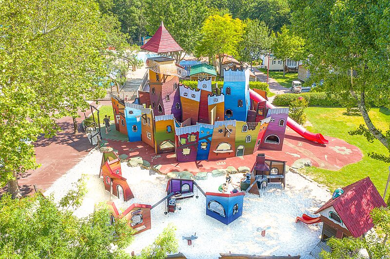Carabouille playground - Large colorful playground with slides at CAPFUN Ch�nes campsite Medis/Royan (17).