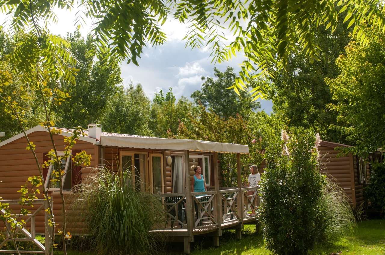 Wooden chalet with shaded, green terrace, CAPFUN Ch�nes campsite Medis/Royan (17).