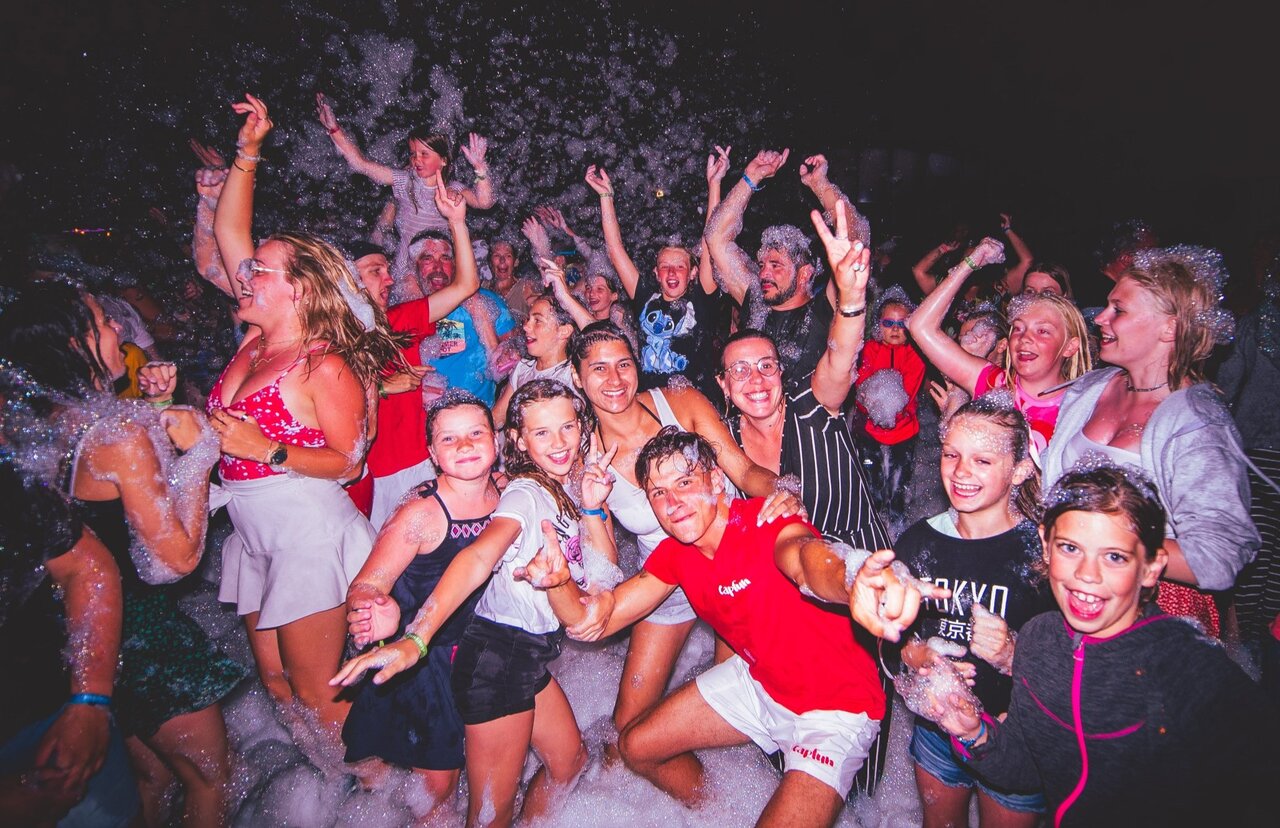 Lively night foam party with happy campers at CAPFUN Ch�nes campsite in Medis/Royan (17).