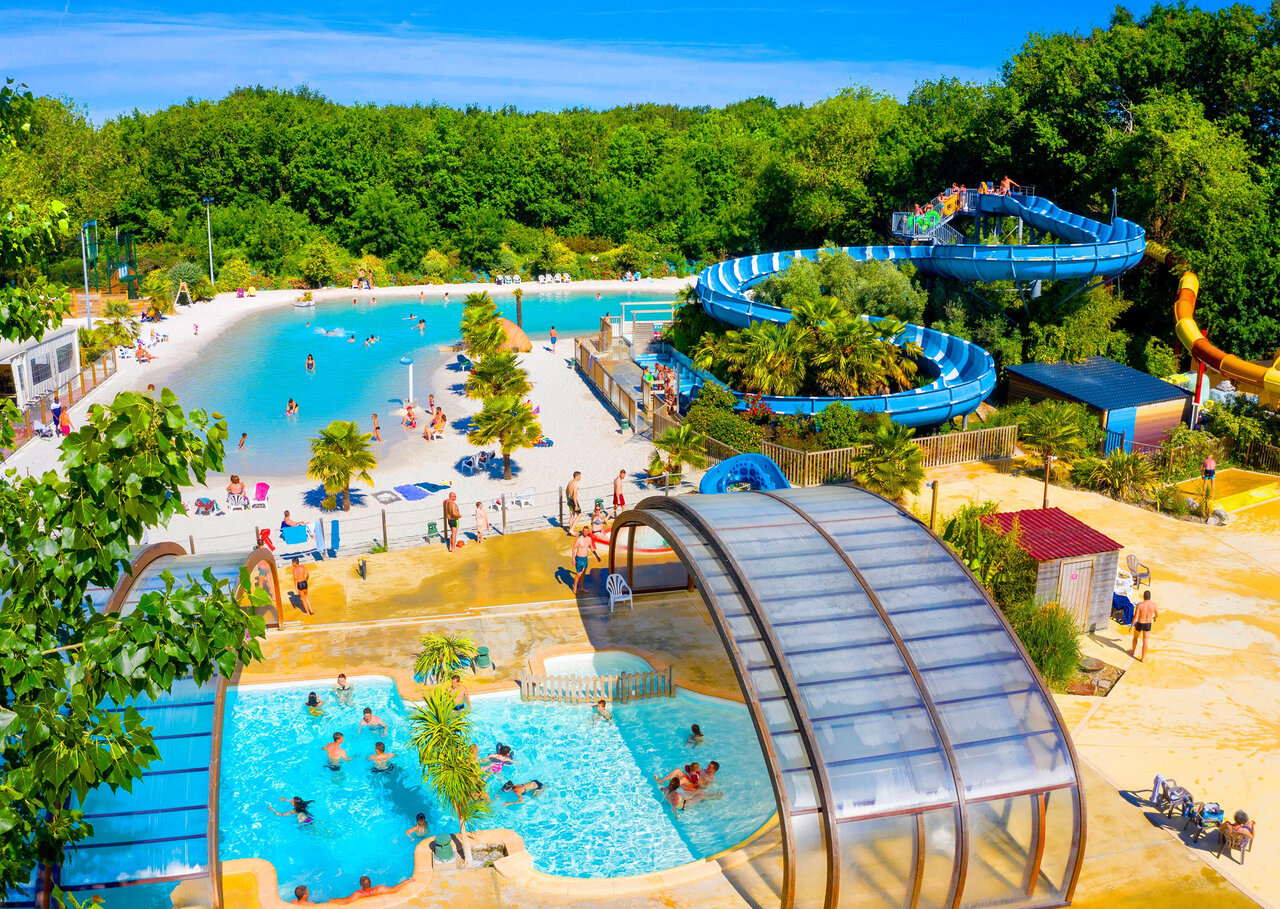 Swimming pools, water slides and lagoon at CAPFUN Ch�nes campsite in Medis/Royan (17).