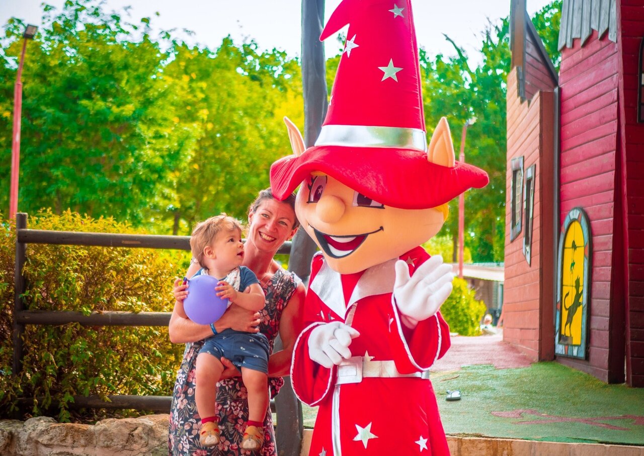 Capfun mascot and smiling family with baby at CAPFUN Ch�nes campsite in Medis/Royan (17).