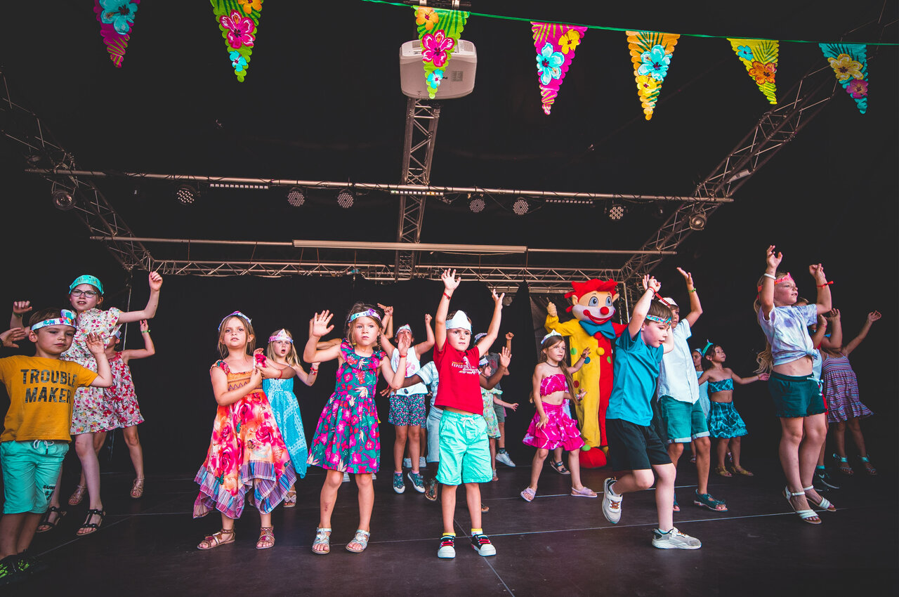 Children's show with entertainer and mascot on stage at CAPFUN Ch�nes campsite in Medis/Royan (17).