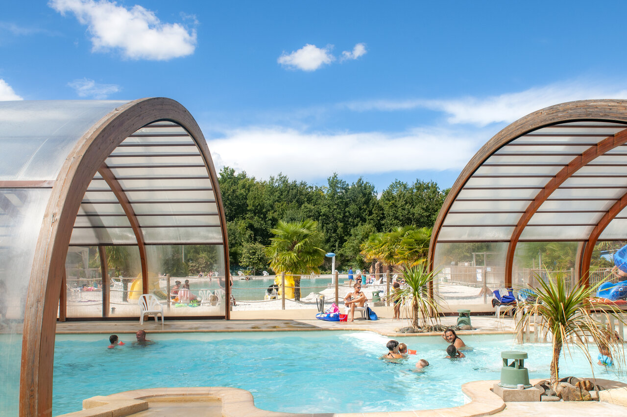 Covered and outdoor pools, water games at CAPFUN Ch�nes campsite in Medis/Royan.