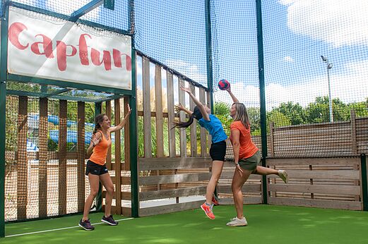 Multisport court with sports activity at CAPFUN Ch�nes campsite in Medis/Royan (17).