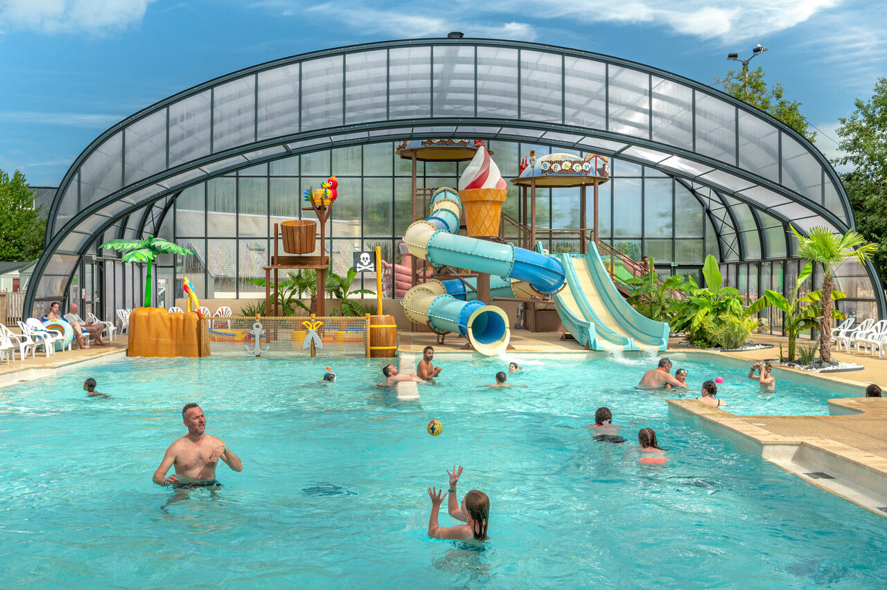 Covered pool, giant slides and aquatic games at CLICOCHIC Chevaliers campsite in HOULGATE (14).