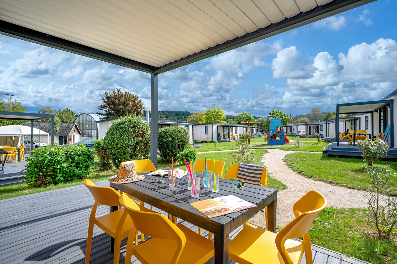 Mobile home terrace, playground, accommodations at CLICOCHIC Chevaliers campsite in HOULGATE (14).