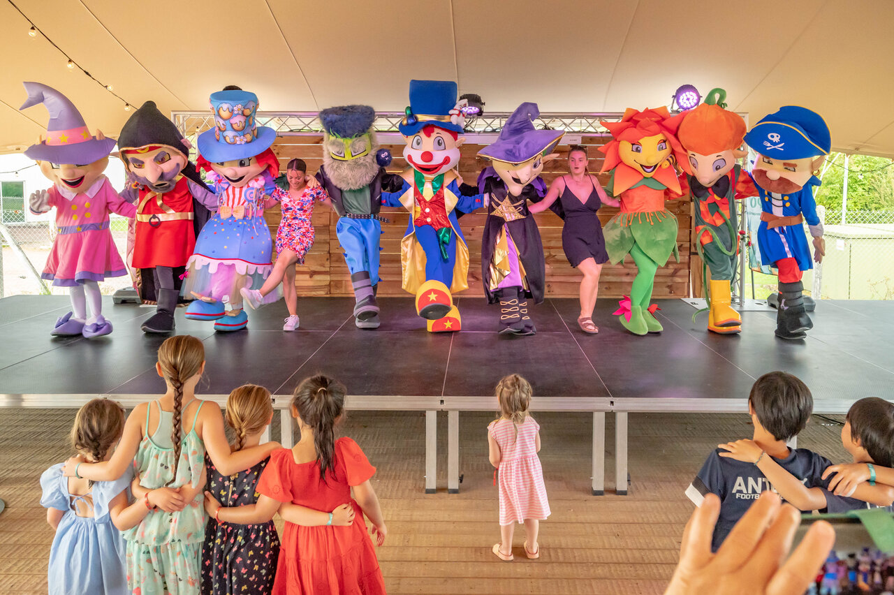 Lively animation show with mascots and children at CLICOCHIC Chevaliers campsite in HOULGATE (14).