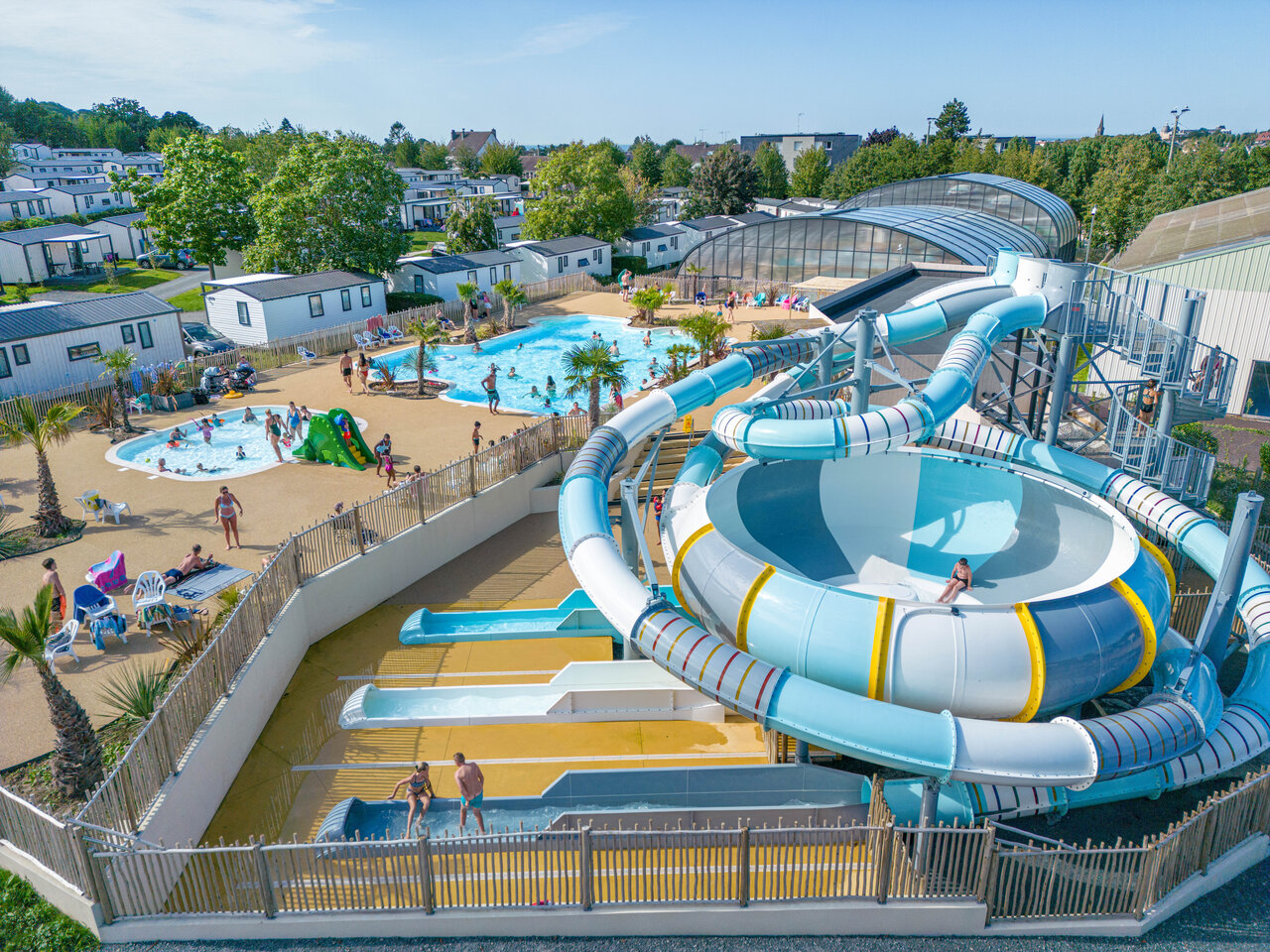 Large water park with slides, pools, and water games at CLICOCHIC Chevaliers campsite in HOULGATE (14).