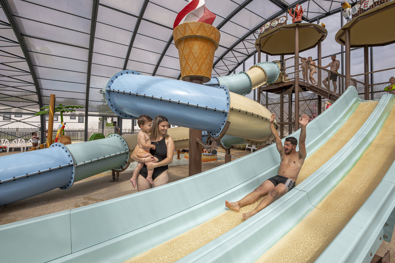 Water slides and indoor water park at CLICOCHIC Chevaliers campsite in HOULGATE (14).