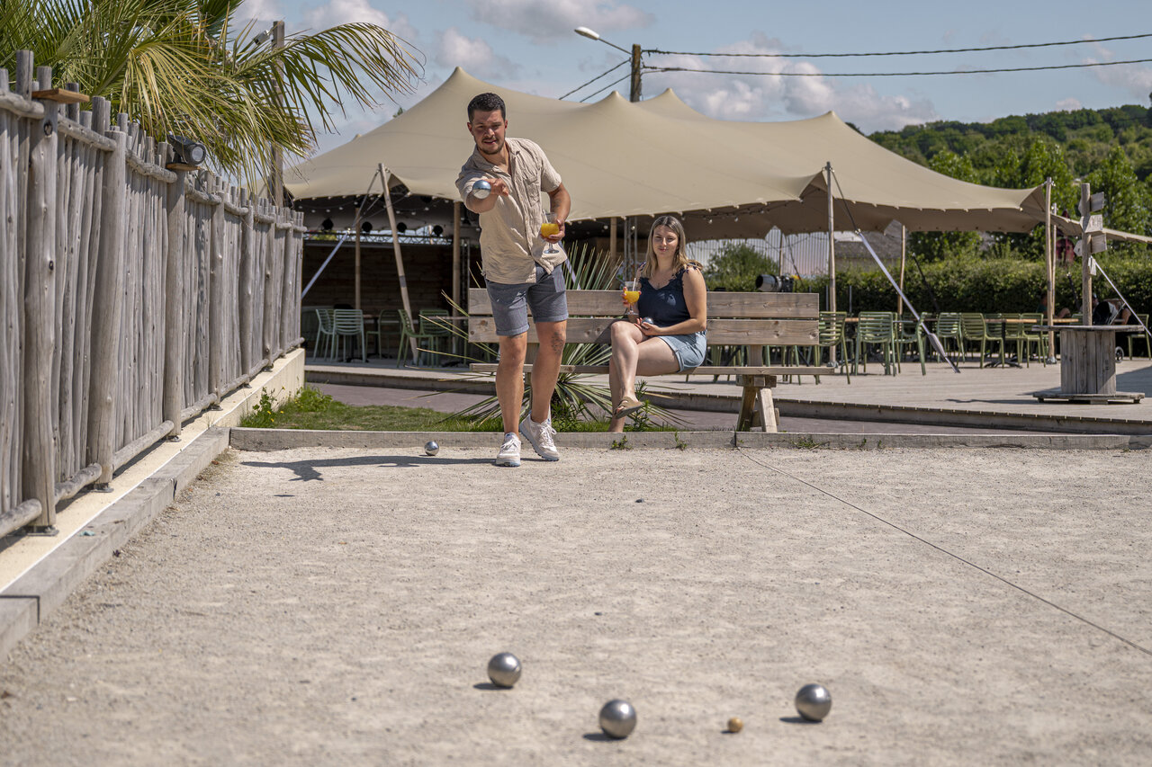 Petanque, bar-restaurant at CLICOCHIC Chevaliers campsite in HOULGATE (14).