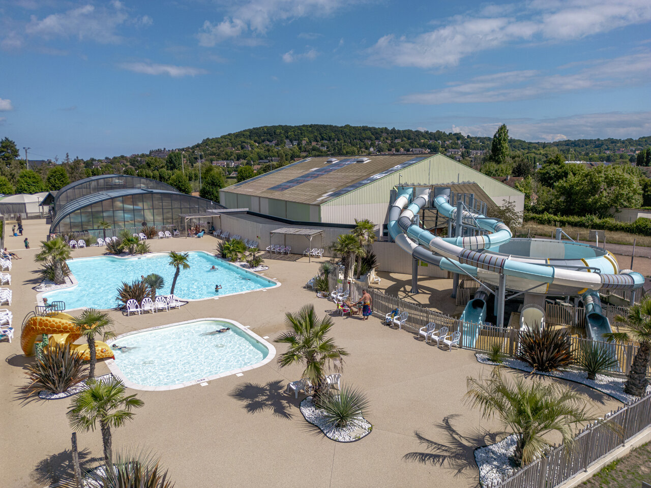Outdoor swimming pool, water slides and paddling pool at CLICOCHIC Chevaliers campsite in HOULGATE (14).