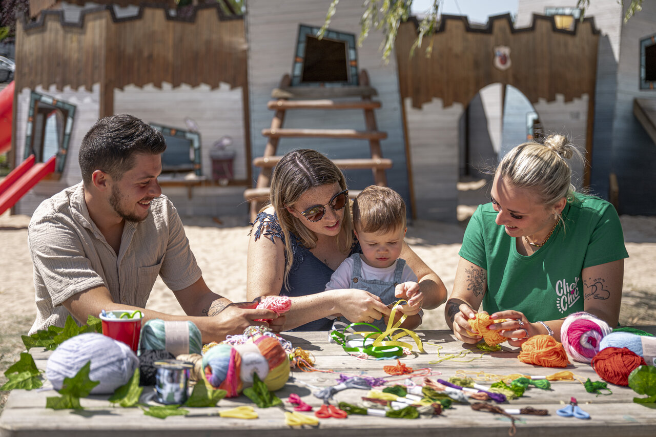 Craft activity family and animator at CLICOCHIC Chevaliers campsite in HOULGATE (14).