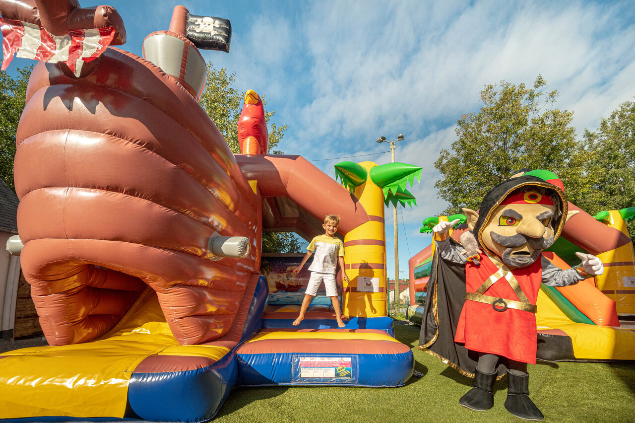 Inflatable pirate play area and mascot at CLICOCHIC Chevaliers campsite in HOULGATE (14).