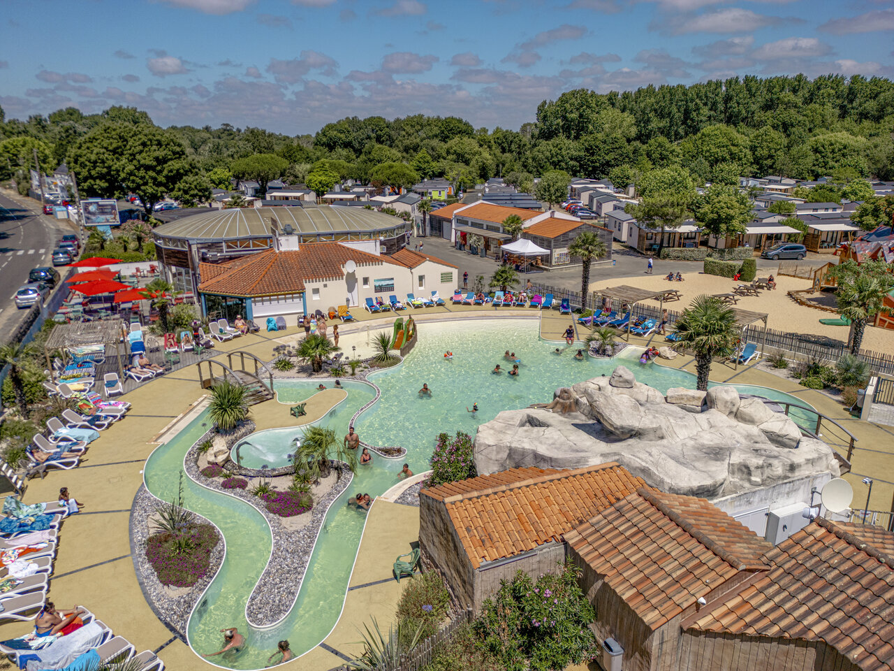 Water park and lazy river at camping CLICOCHIC Chouans in SAINT HILAIRE DE RIEZ (85).