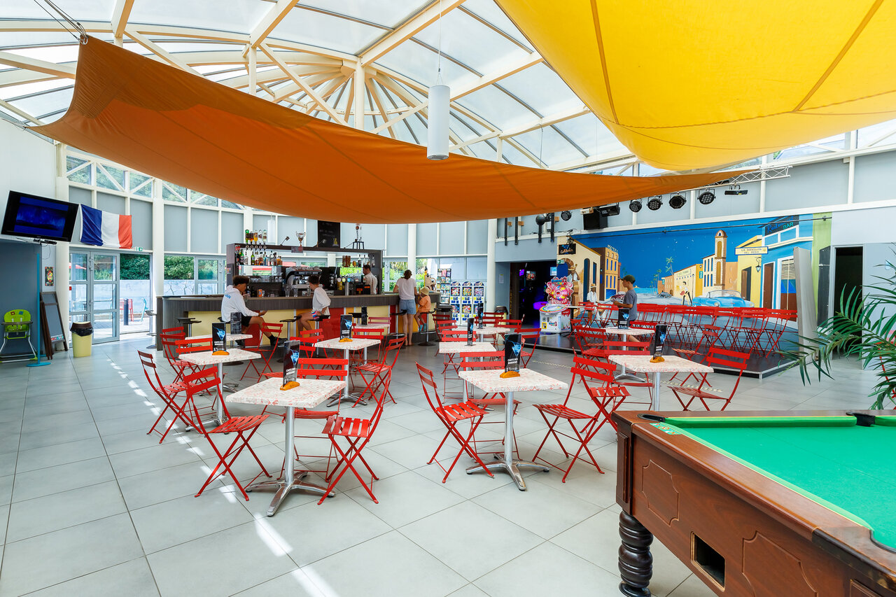 Indoor bar, entertainment, pool table at CLICOCHIC Chouans campsite, SAINT HILAIRE DE RIEZ.