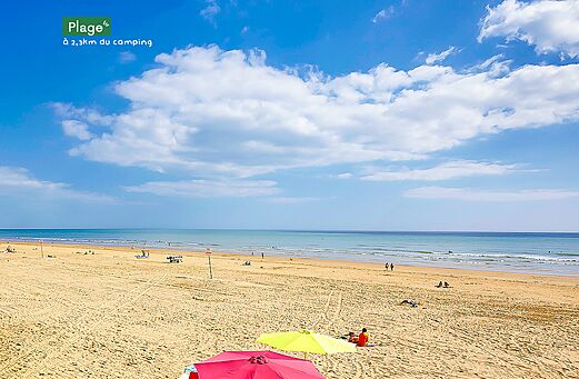 Sandy beach and sea at CLICOCHIC Chouans campsite (85).