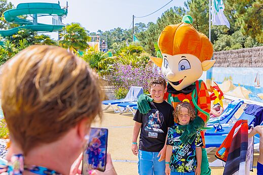 Campsite mascot and smiling children, entertainment at CLICOCHIC Chouans (85).