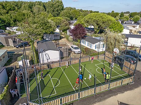Multi-sport field for football and basketball at camping CLICOCHIC Chouans in SAINT HILAIRE DE RIEZ (85).