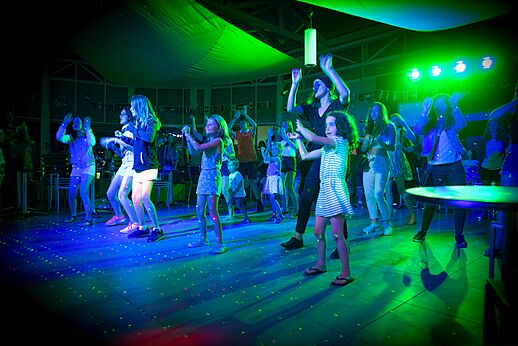 Entertainment dance party with children and adults at CLICOCHIC Chouans campsite in SAINT HILAIRE DE RIEZ (85)